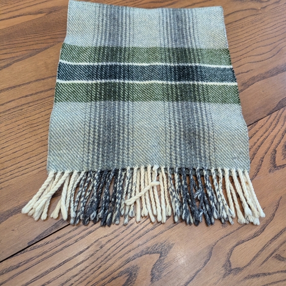 - All wool scarf. Made in Scotland for Eaton's of Canada. Fringed. Green T… - Picture 8 of 9